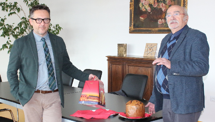 Da sinistra dottor Gianni Bonelli e professor Mario Novaretti ASCOM Biellese dono di panettoni 16122015