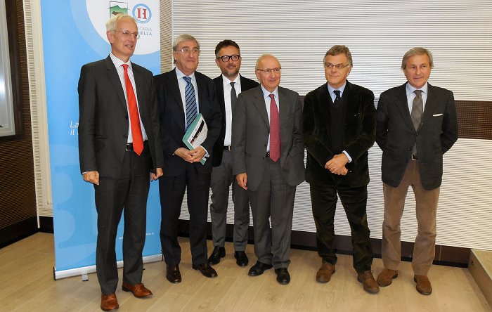 Da sinistra Cavallo Perin, Zanetta, Bonelli, Saitta, Ghigo e Barazzotto firma protocollo di cooperazione 10112016