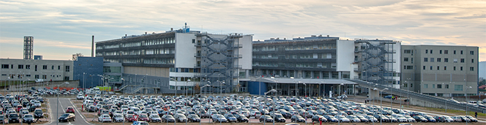 Scorcio esterno Ospedale ASL di Biella con parcheggio