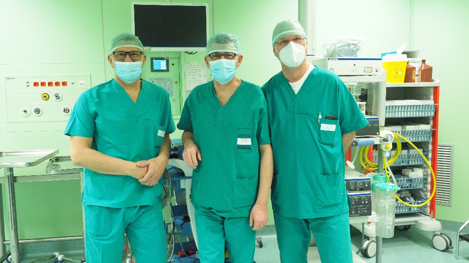 Da sinistra, i dottori Enrico Bolla, Roberto Perinotti e Mauro Pozzo della SC Chirurgia Generale ASL BI