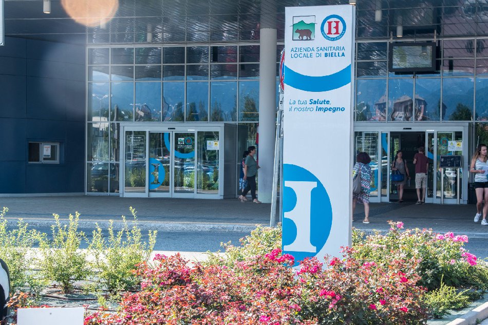 Uno scorcio esterno dell'ingresso dell'Ospedale dell'ASL di Biella