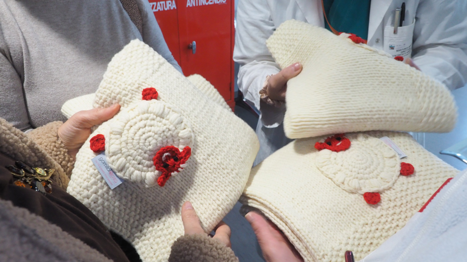 Per i neonati dell’Ostetricia calde copertine lavorate a maglia