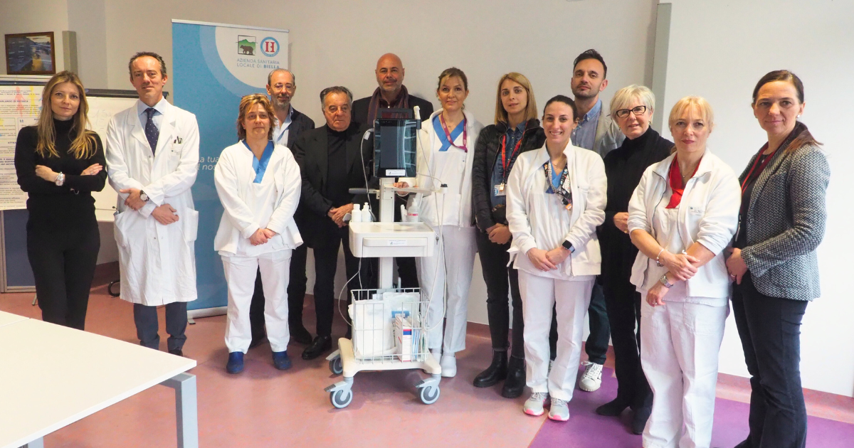 Mercoledì 27 marzo si è tenuta la consegna ufficiale di un nuovo dispositivo ecografico per l’inserimento di cateteri venosi centrali ai pazienti ospedalieri e del territorio dell’ASLBI da parte dell’Associazione Amici dell’Ospedale di Biella all’équipe infermieristica della Direzione delle Professioni Sanitaria.