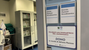 Targa in ricordo di Adriano Panizza fuori dalla sala di emodinamica