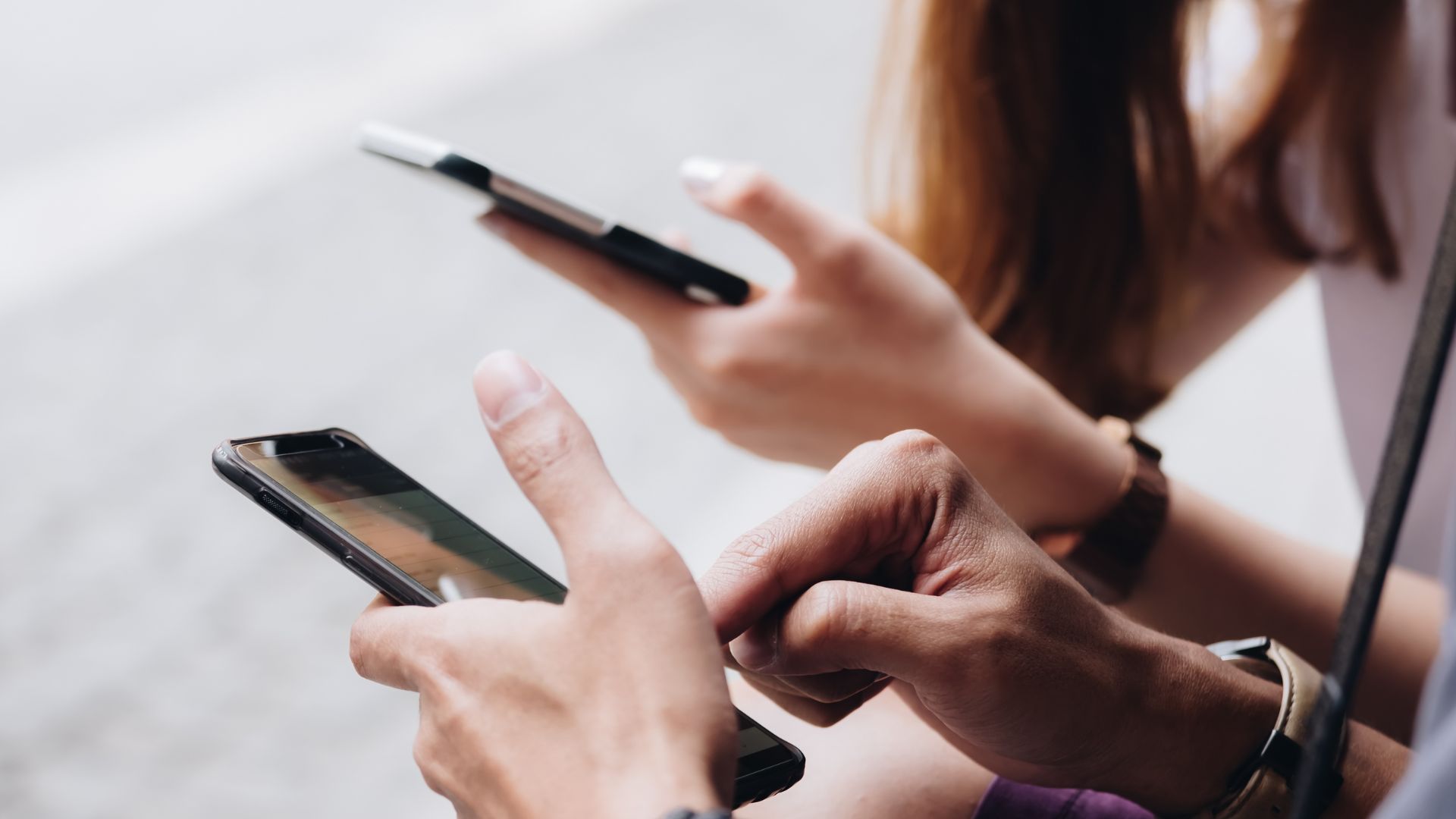 Due smartphone in mano a due persone