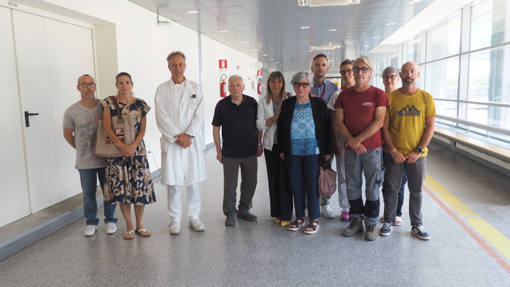 La famiglia Acquadro con il dottor Guido Perlo, la coordinatrice infermieristica Irene Corniati e una rappresentanza dello staff della Direzione Professioni Sanitarie