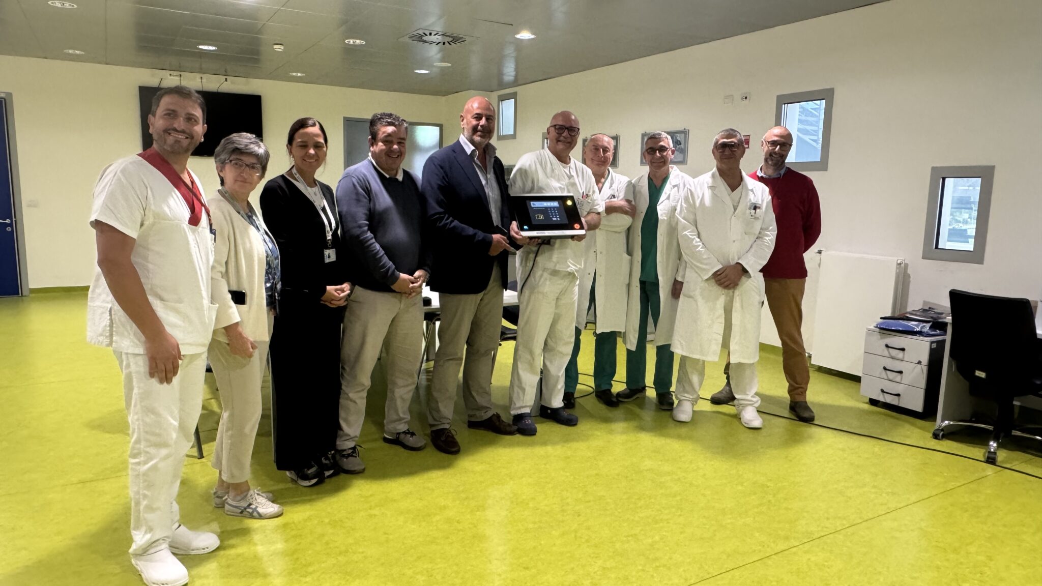 Donazione laser: foto di gruppo rappresentanza èquipe di Chirurgia. Ing Petti e con Direttore Generale Mario Sanò e Direttore Sanitario Alessandro Girardi