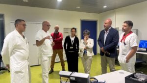 Foto di gruppo rappresentanza èquipe di Chirurgia. Ing Petti e con Direttore Generale Mario Sanò