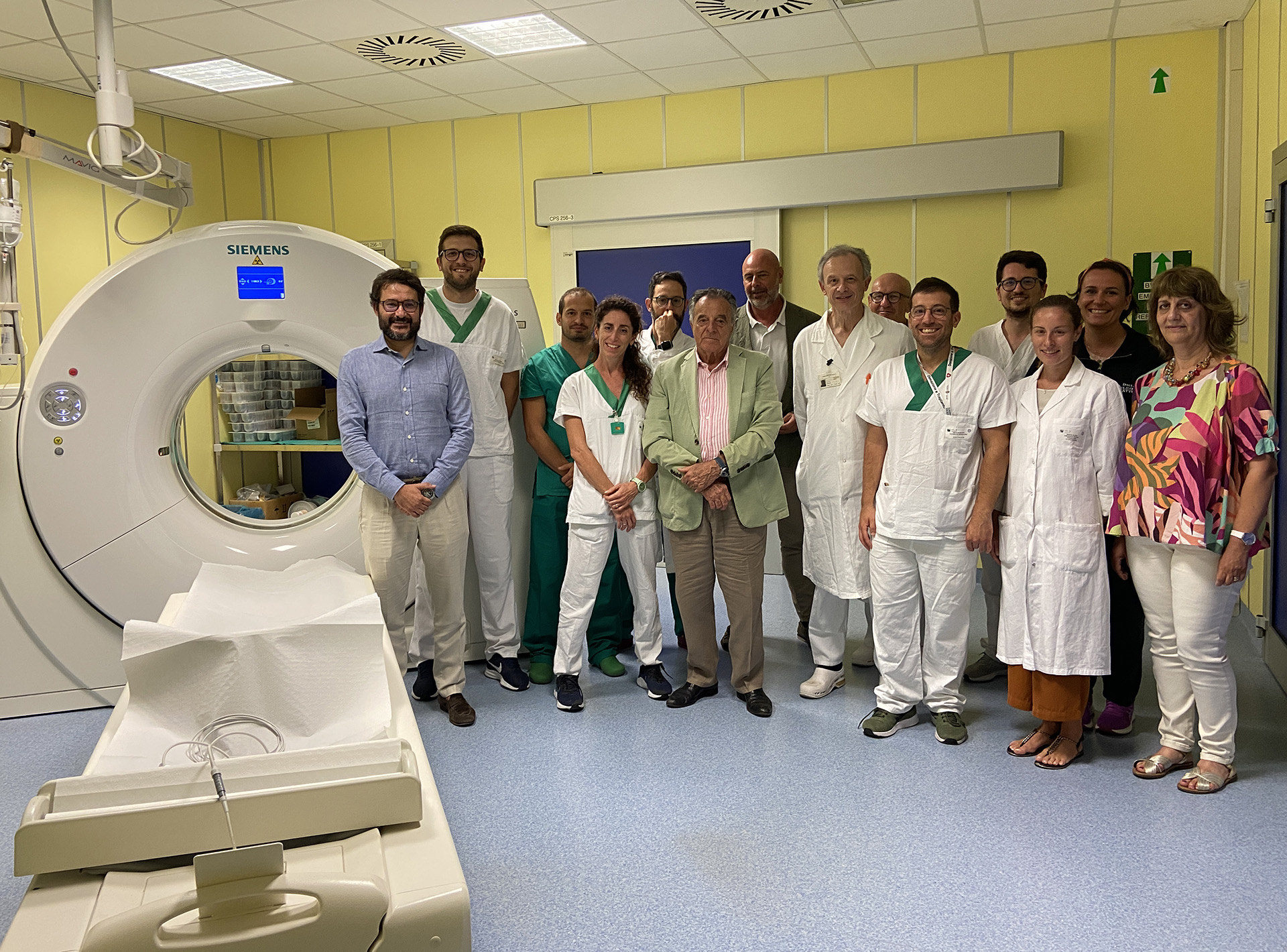 Foto di gruppo con la Direzione ASL BI, il professor Faletti, il dottor Rognoni, il dottor Debernardi, le équipe di Radiologia e Cardiologia e il Primario Emerito Leo Galligani