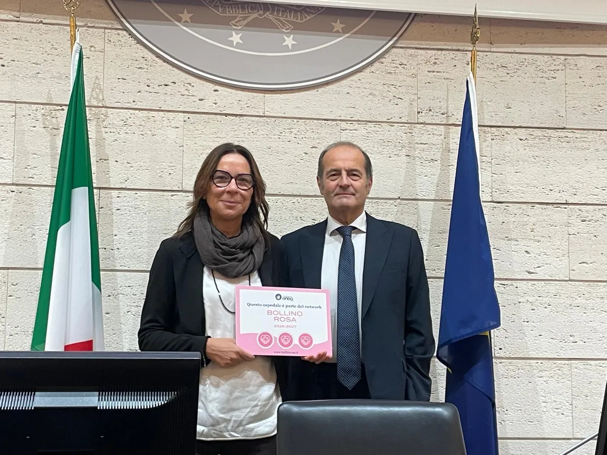 Bianca Masturzo e Paolo Manzoni tengono in mano la targa del riconoscimento Bollino Rosa