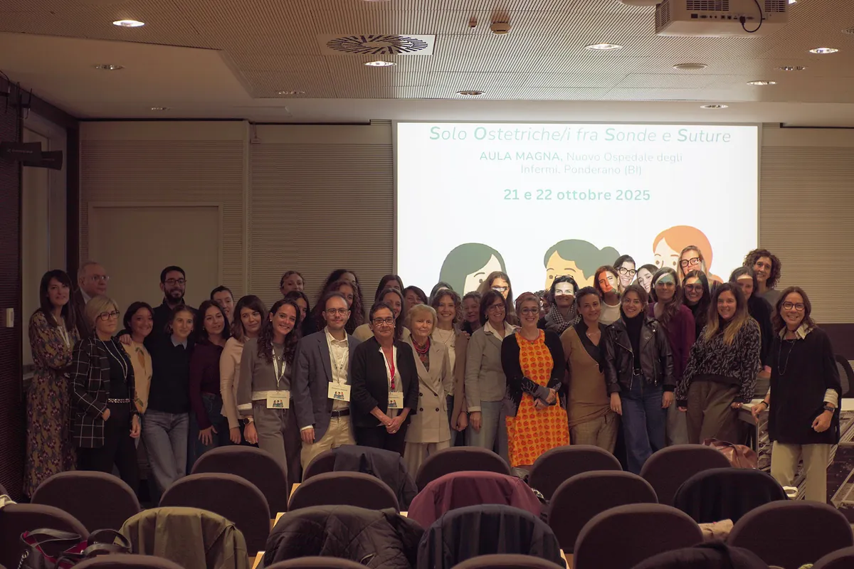 I partecipanti e i docenti del corso per Ostetriche/i