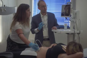 Una discente esegue un'ecografia seguita dal dott. Messina