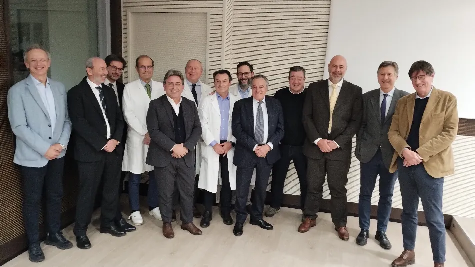 Alla conclusione dell'inaugurazione della Sala Ibrida: da sinistra, Stefano Debernardi, Paolo Garavana, Andrea Quaregna, Paolo Manzoni, Michele Colombo, Roberto Polastri, Enzo Forliti, Andrea Rognoni, Leo Galligani, Alessandro Girardi, Mario Sanò, Fabio Verzini e Paolo Fonio, nella serata di lunedì 24 novembre 2025