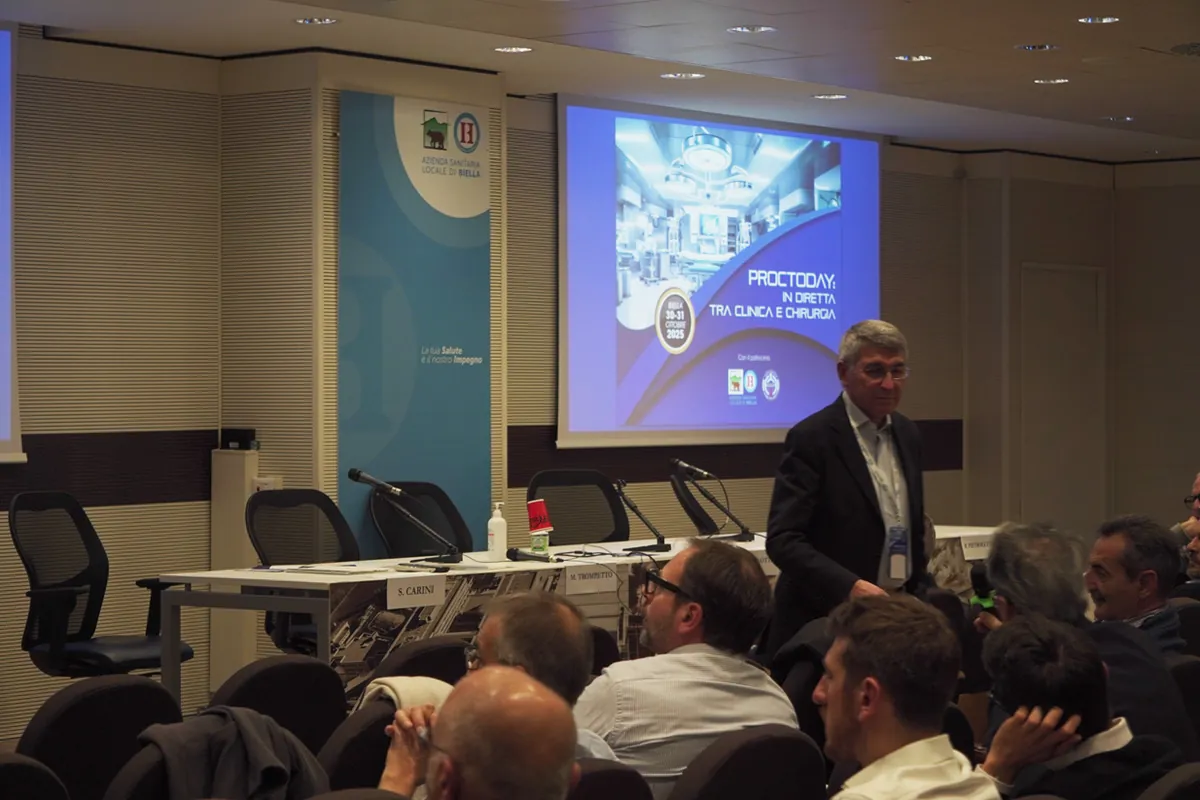 Roberto Perinotti con alle spalle il tavolo dei relatori