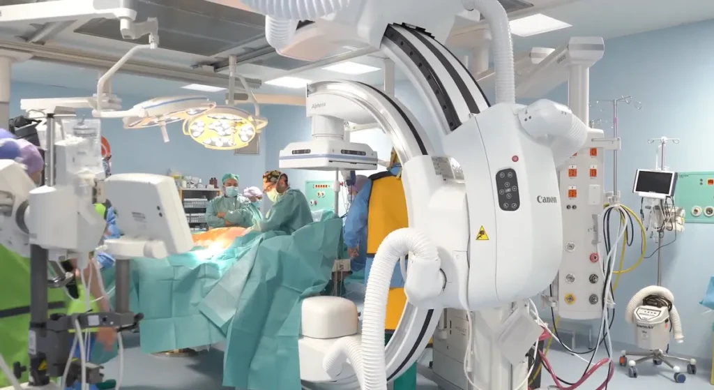 La Sala Ibrida con l'equipe medica durante un intervento