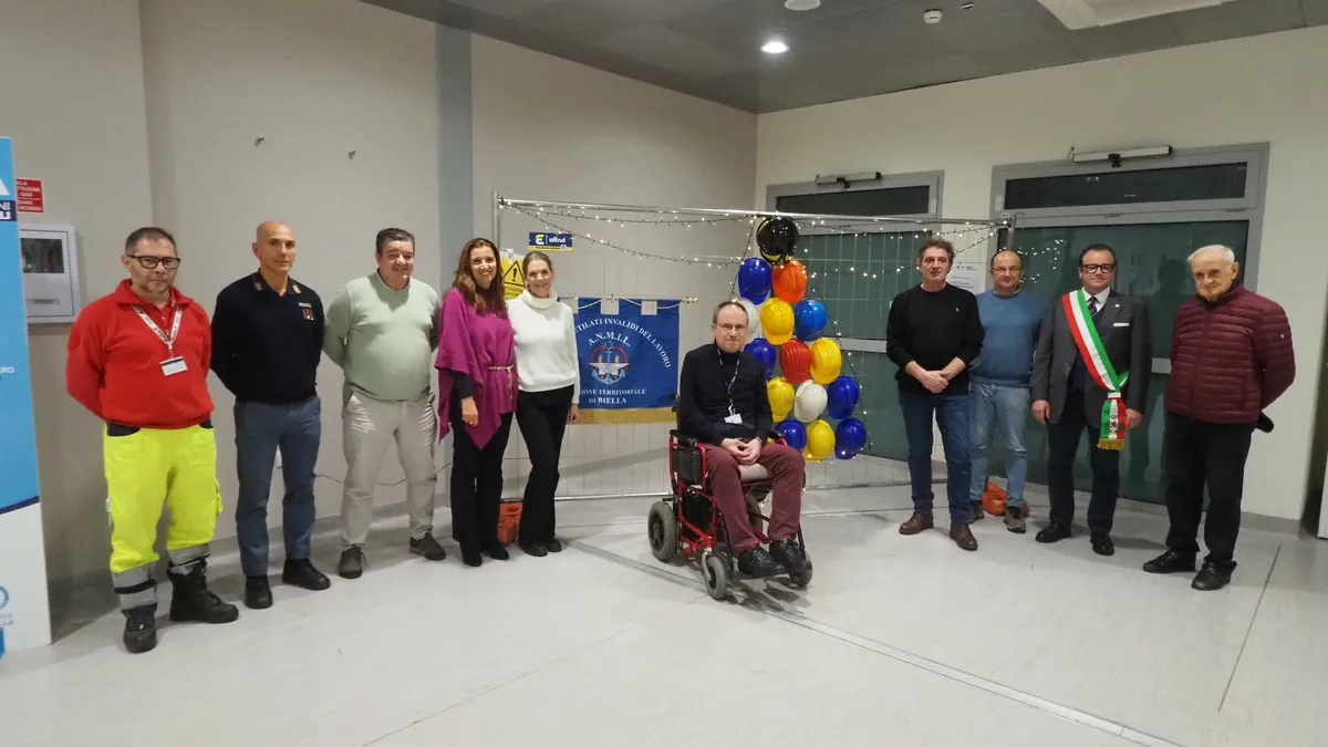 I partecipanti all'inaugurazione dell'Albero per la sicurezza sul lavoro ANMIL Biella.