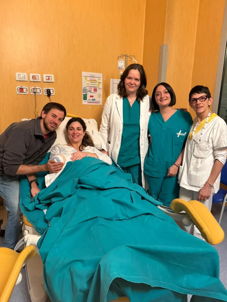 Diego, il primo nato del 2026 con mamma Roberta e papà Enrico Diana è l’ultima nata del 2025 e Diego il primo venuto al mondo all’alba del 2026