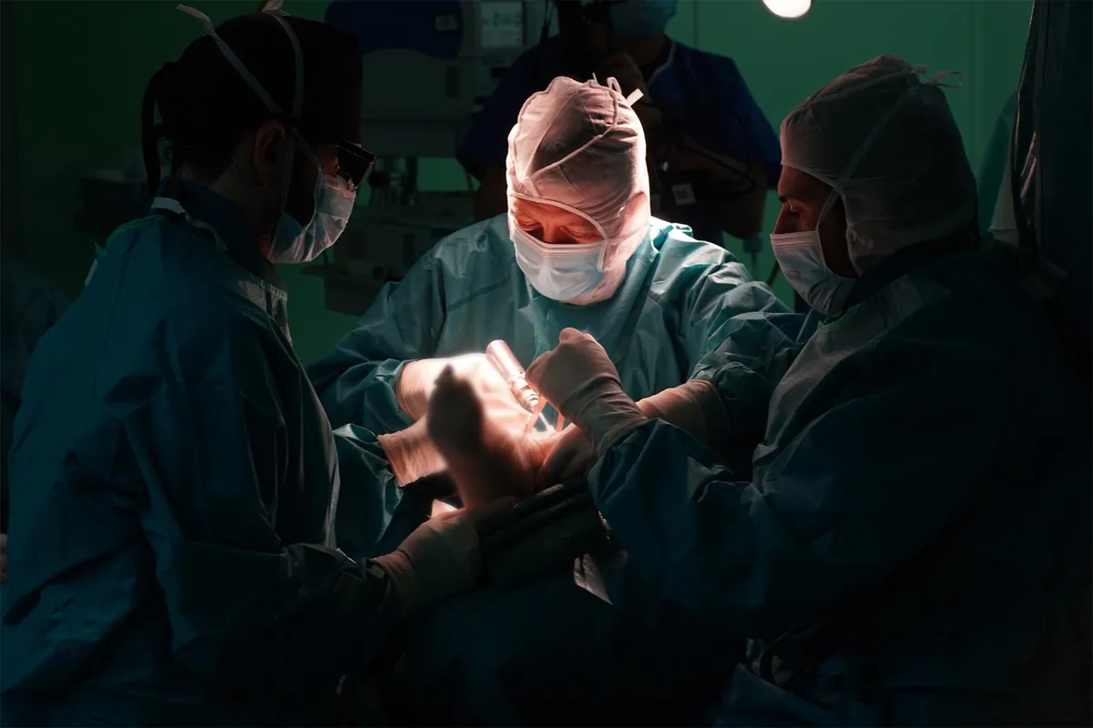 Il dottor Walter Daghino durante un'intervento chirurgico