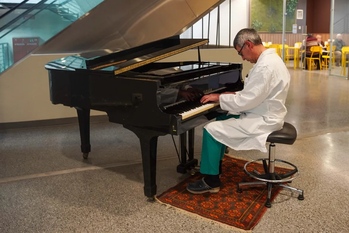 Al pianoforte il dottor Roberto Perinotti, Responsabile della Struttura Semplice (SS) Chirurgia Colorettale e Proctologica afferente alla Struttura Complessa (SC) Chirurgia Generale dell’ASL BI