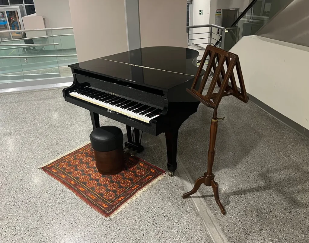 Pianoforte Yamaha a mezza coda, posizionato nell’atrio dell’Ospedale