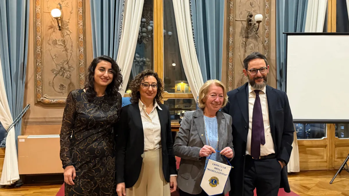 La Presidente del Lions Club Biella Bugella Civitas Fausta Bolengo con Andrea Rognoni e una rappresentanza di Medici della Struttura Complessa Cardiologia e UTIC ASL BI