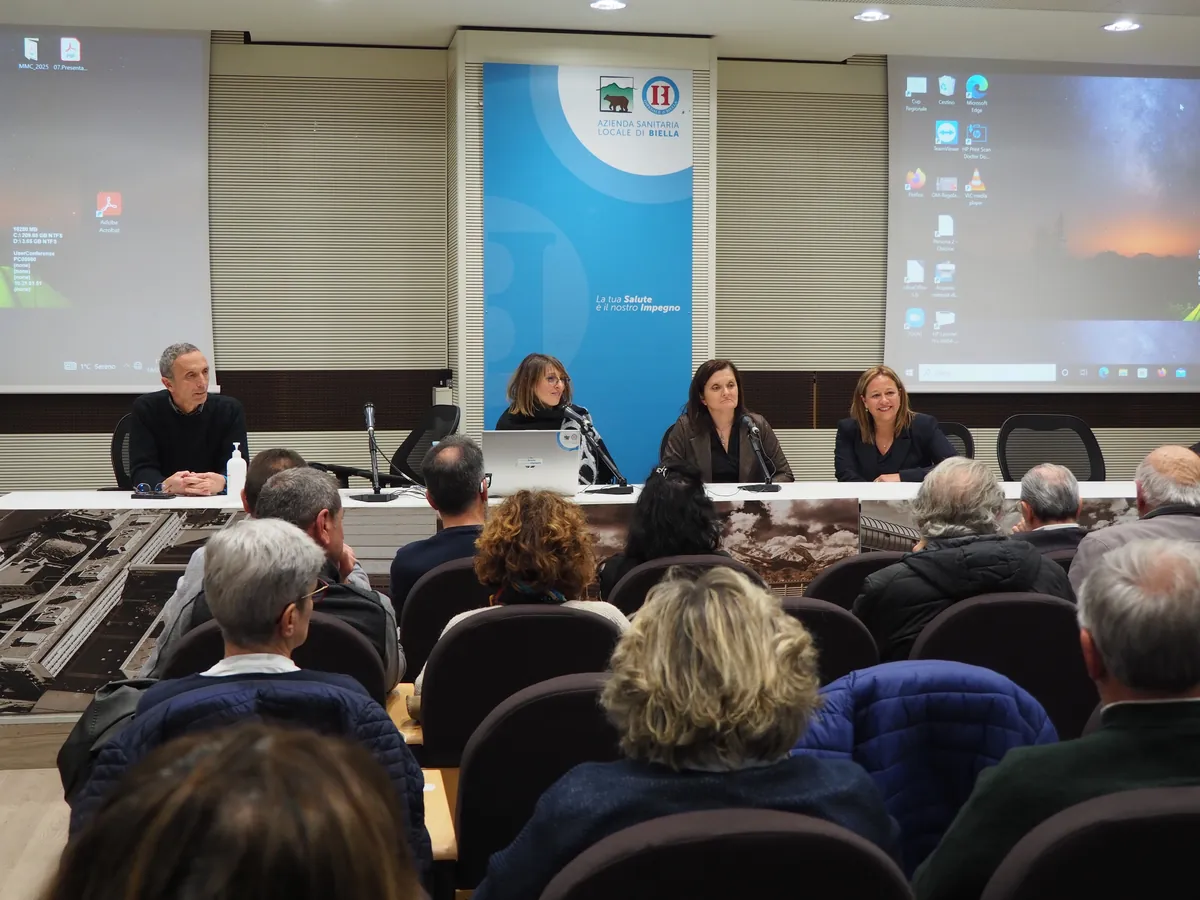 Il tavolo dell'incontro della prima edizione biellese della “Giornata dei Camminatori”